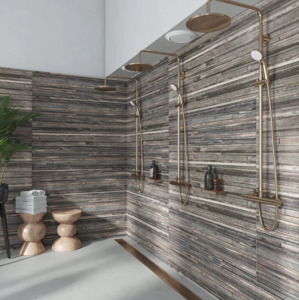 Kamar mandi dengan aksen ubin keramik rustik